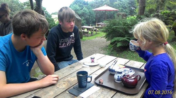 Daniel, Leo und Charlotte genießen Cream tea bei Plas yn Rhiw